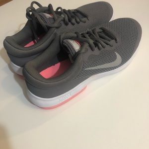 WOMENS SHOES SIZE 8.5